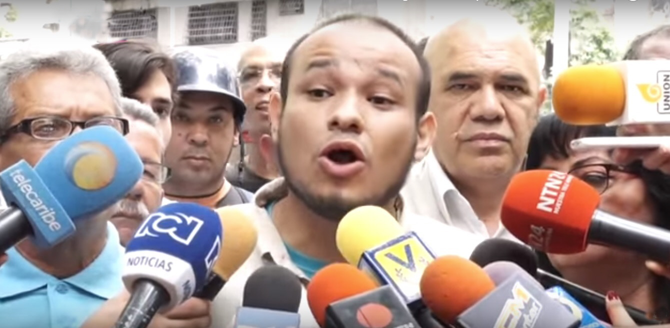 Colectivos agredieron a  periodista y dirigente político en los alrededores de la AN