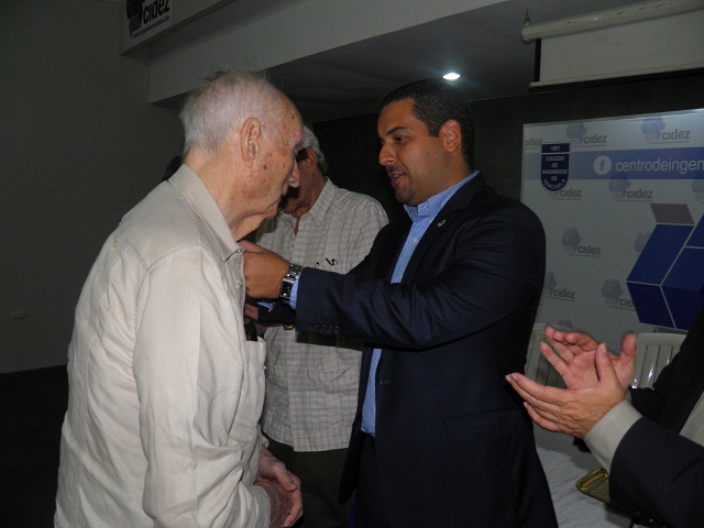 Cidez otorga reconocimiento a Óscar Benedetti por sus 70 años de trayectoria en la ingeniería