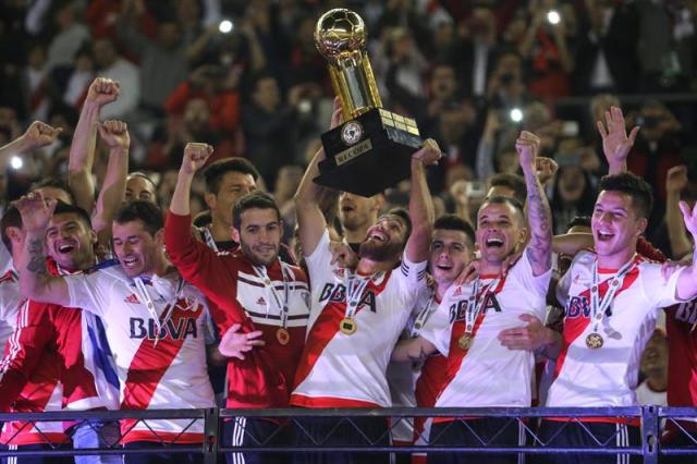  Los jugadores de River Plate festejan su triunfo y reciben la Copa tras vencer a Independiente de Santa Fe hoy, jueves 25 de agosto de 2016, durante el partido por la Recopa Sudamericana, en el estadio Monumental de Buenos Aires (Argentina). EFE
