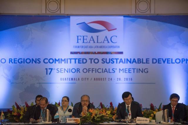 Vista general durante la decimoséptima reunión de altos funcionarios del Foro de Asia Oriental y Latinoamérica (FEALAC) hoy, viernes 26 de agosto de 2016, en un hotel de la Ciudad de Guatemala. EFE