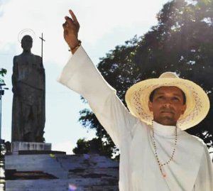 El padre Lenín Bastidas sigue su camino hacia Caracas