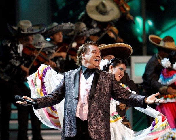 Foto de archivo de Gabriel cantando en la entrega de los Grammy Latinos en Las Vegas. Nov 5, 2009. El extravagante cantante mexicano Juan Gabriel, quien por más de cuatro décadas fue sinónimo de balada romántica en América Latina, murió el domingo a los 66 años de un infarto fulminante, informó el conglomerado de medios Televisa. REUTERS/Mario Anzuoni