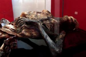 Exhiben misterioso cuerpo momificado hallado en el monte más alto de México