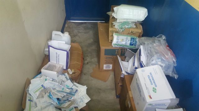 Materno Dr Oswaldo Ismael Brito esconden cajas de medicamentos vencidos (5)
