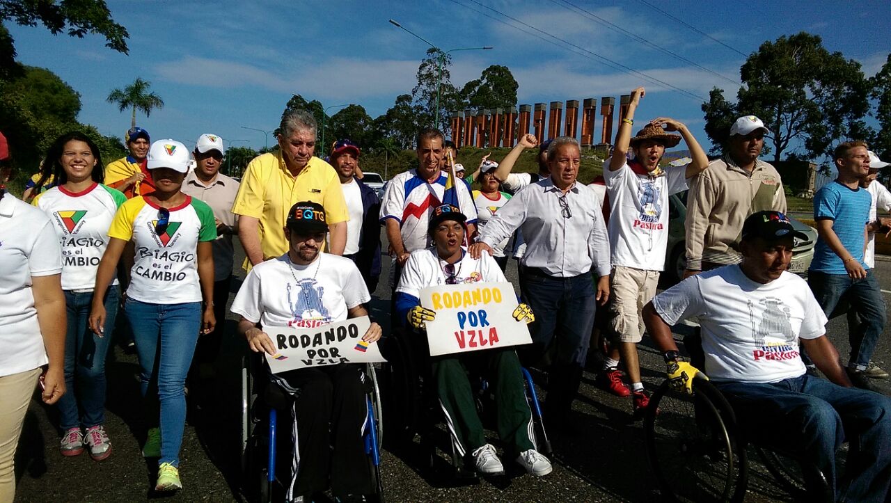 Barquisimetanos iniciaron viaje en sillas de rueda para la Toma de Caracas (fotos)