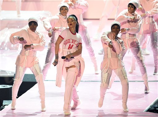 Rihanna inaugura la ceremonia de los Premios MTV a los Videos Musicales, el domingo 28 de agosto del 2016 en el Madison Square Garden, en Nueva York. (Foto por Charles Sykes/Invision/AP)
