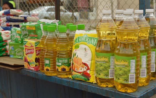 Los productos colombianos los venden los supermercados y en mesas en los mercados populares. (Foto: María Fuenmayor)