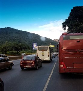 Reportan retraso en vías hacia Caracas por puntos de control