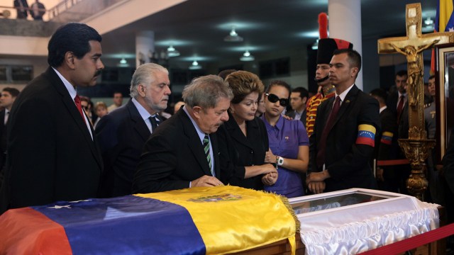 Handout picture released by the Venezuelan presidency showing Brazilian former President Lula Da Silva (C) and present Brazilian president Dilma Roussef (C-R) during the funeral of President Hugo Chavez, in Caracas, on March 7, 2013. Late Venezuelan president Hugo Chavez will be moved to a barracks where he will lie in state for longer than had been planned then be embalmed "like Lenin," interim leader Nicolas Maduro (L) said Thursday. AFP PHOTO/PRESIDENCIA/HO