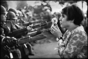 Muere Marc Riboud, el fotógrafo de la chica con una flor ante fusiles