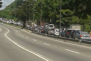 Punto de control genera tráfico lento para entrar a Caracas por Tazón