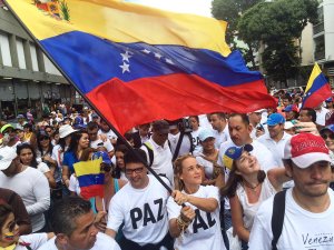 Lilian Tintori y Patricia de Ceballos caminan en paz por la libertad de Venezuela