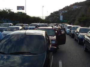 Reportan fuerte tranca en la autopista Caracas – La Guaira en día de la marcha opositora (Video)