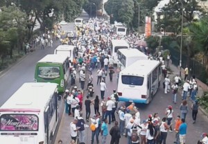 ¡No hay quien pueda con Vargas! Olivares llegó con varguenses a la avenida O’Higgins