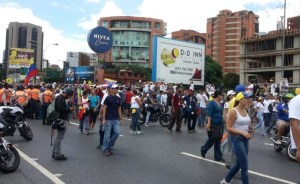 Marchantes toman la autopista Francisco Fajardo a la altura del CCCT (VIDEO+FOTOS)