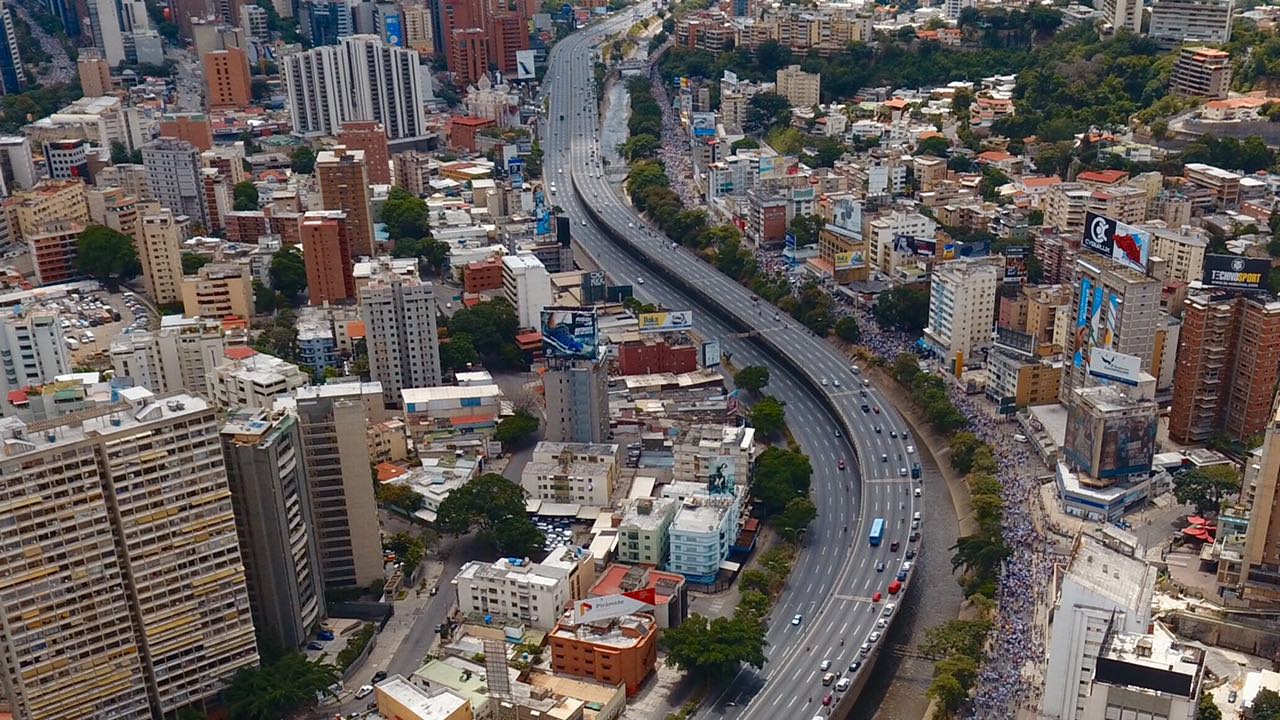 La avenida principal de Bello Monte repleta y vista desde un drone (FOTO)