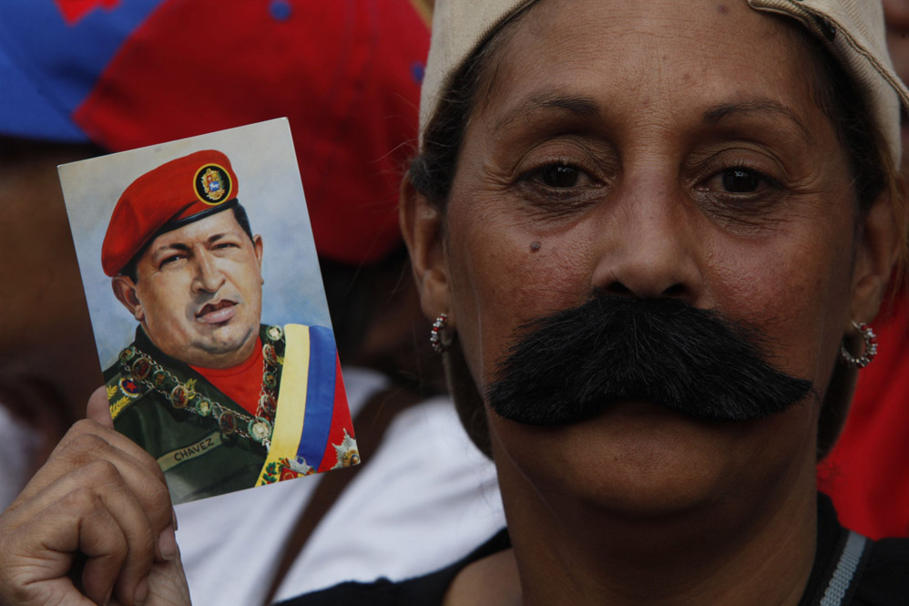 Lo que gastaron los chavistas para comprar un bigote y una gorra oficialista