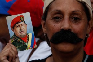 Lo que gastaron los chavistas para comprar un bigote y una gorra oficialista