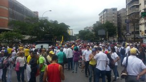 Full de gente punto de concentración frente al Unicentro El Marqués 11: 00 a.m #1S (fotos y video)