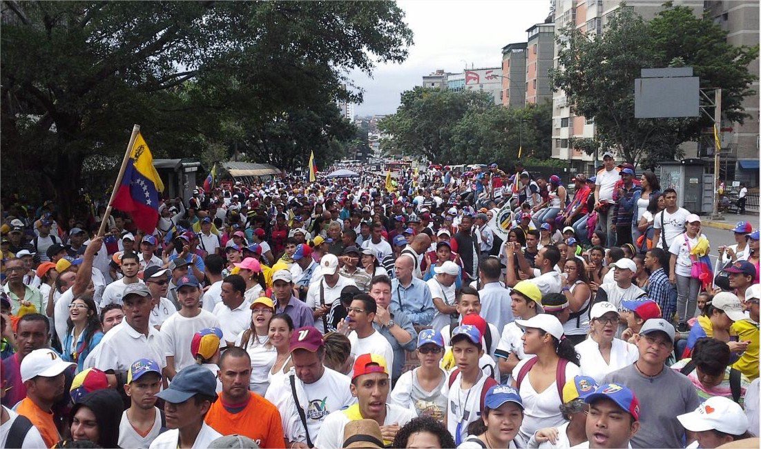 Se desbordan las calles de gente frente al Unicentro El Marqués #1S 10:30 am (Video)