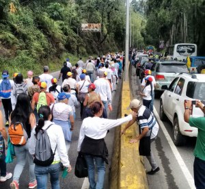 A pie por la Panamericana tras bloqueo de la GNB (Fotos)