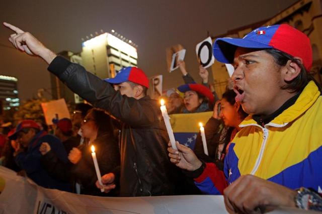 Venezolanos residentes en Lima protestan contra el Gobierno de Venezuela hoy, jueves 1 de septiembre de 2016, en Lima (Perú). EFE