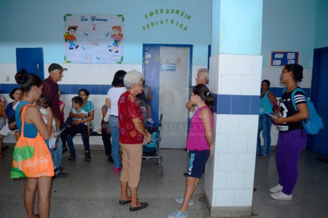 Los pacientes deben hacer filas para ser atendidos en la sala de emergencia del hospital. / Foto: GLADIFER ALBORNOZ