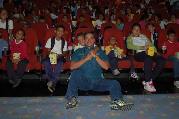 Juan sentado en el cine con los Niños