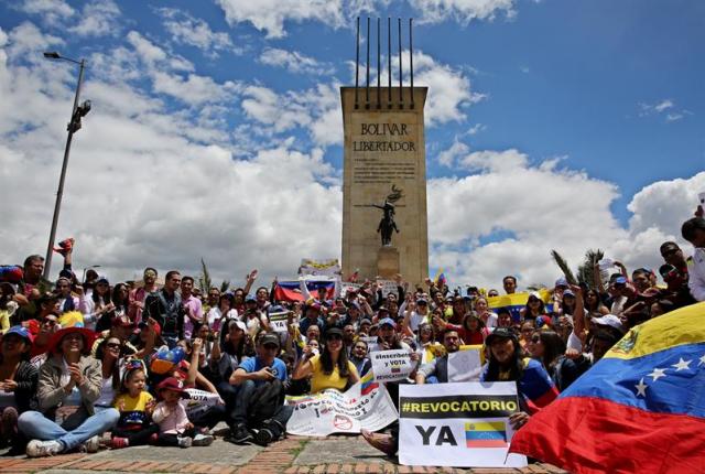 Un grupo de venezolanos residentes en Bogotá se congregan hoy, sábado 3 de septiembre de 2016, en el Monumento a los Héroes de Bogotá (Colombia) para exigir la revocatoria de Nicolás Maduro. EFE