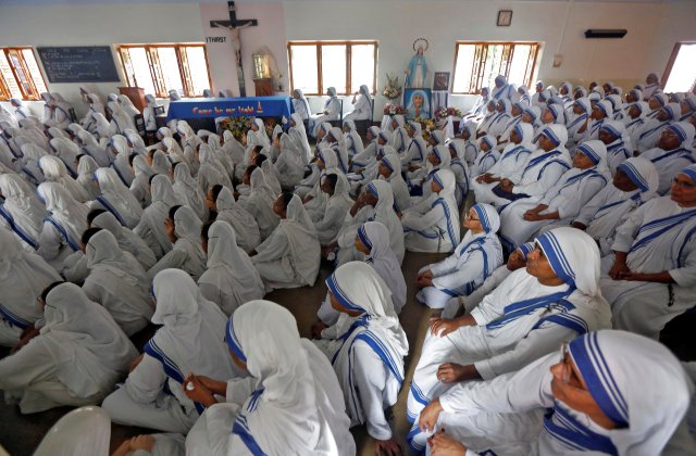Nuns from the Missionaries of Charity in Kolkata, India, watch a live broadcast of the canonisation of Mother Teresa at a ceremony held in the Vatican, September 4, 2016. REUTERS/Rupak De Chowdhuri