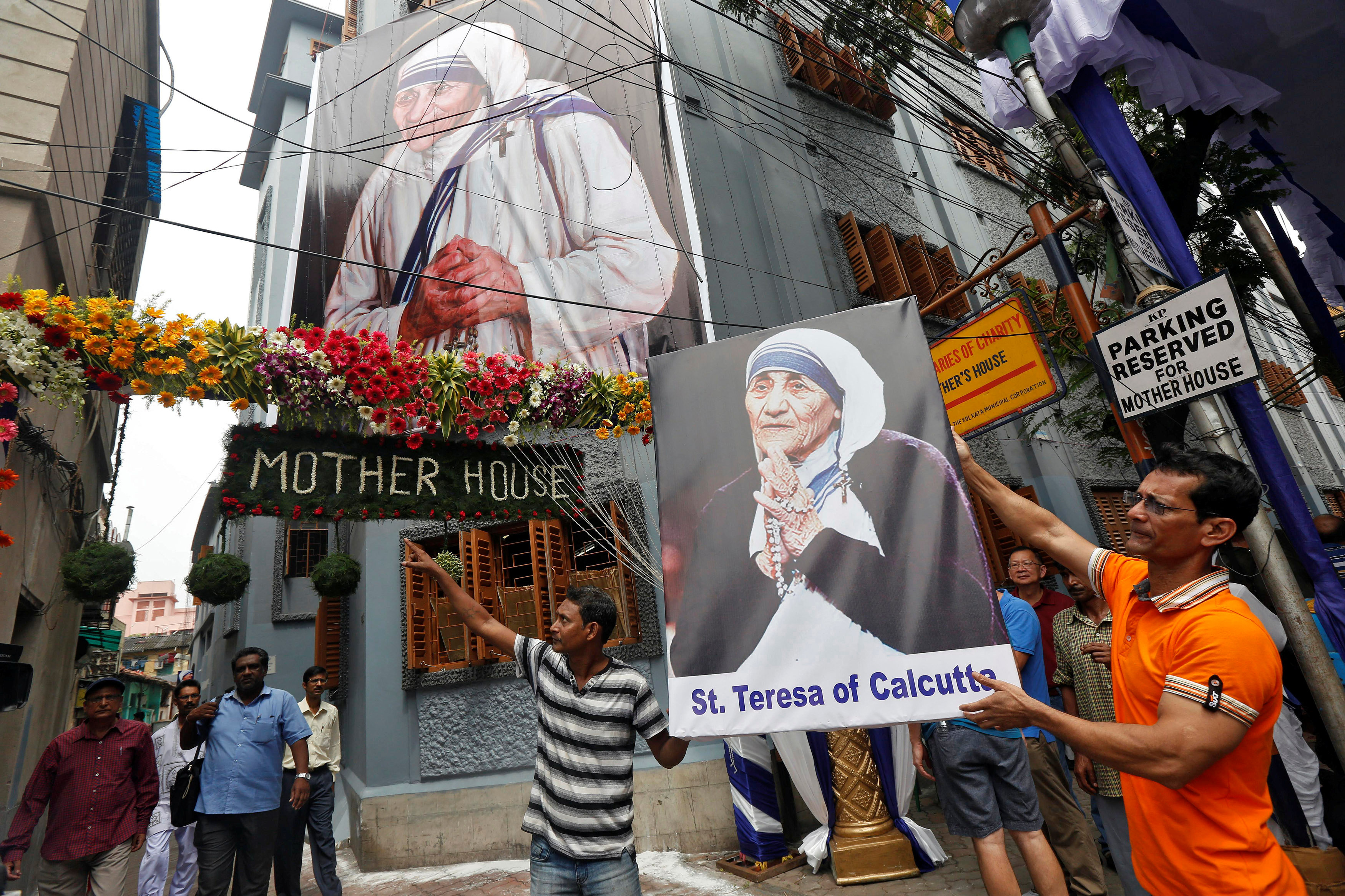 En Calcuta, la canonización de la madre Teresa se celebra con cantos y flores (Fotos)