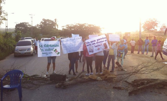 Vecinos de Duaca cierran la vía y exigen distribución de bolsas Clap #5S