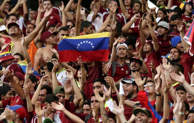 Football Soccer - World Cup 2018 Qualifiers - Argentina v Venezuela - Metropolitano Stadium, Merida, Venezuela - 06/09/16 - Fans of Venezuela cheer before the match. REUTERS/Marco Bello