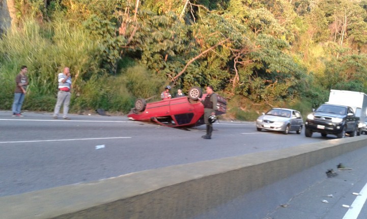 Vehículo se volcó en la Autopista Regional del Centro
