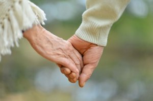 El sexo frecuente es riesgoso para los hombres mayores pero no para las mujeres