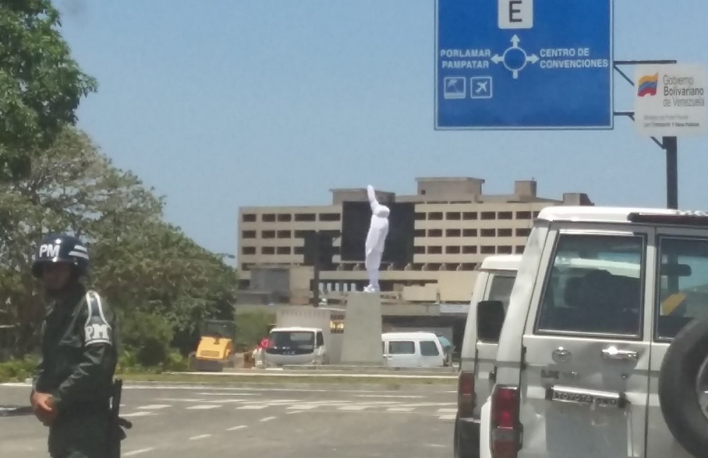 Colocan una estatua de Hugo Chávez frente al hotel Venetur en Margarita (fotos)