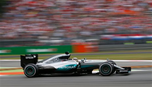 El piloto de Mercedes, Lewis Hamilton, maneja en el GP de Italia el domingo, 4 de septiembre de 2016, en Monza, Italia. (AP Photo/Antonio Calanni)