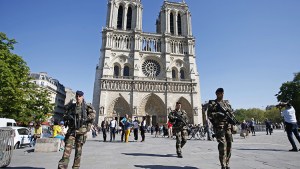 Detienen a menor en París vinculado con el atentado fallido en Notre Dame