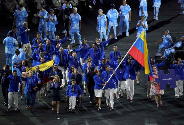 La delegación venezolana durante su desfile en la ceremonia de apertura de los Juegos Paralímpicos Río 2016.  REUTERS/Sergio Moraes 