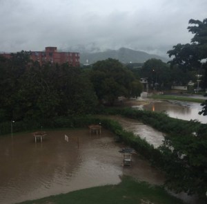 Denuncian que adyaciencia de la alcaldía Guacara amaneció inundada