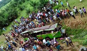Al menos 21 muertos y 30 heridos al precipitarse de un puente un autobús en la India