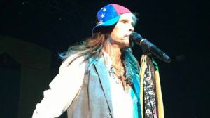 Steven Tyler se pone la gorra tricolor en concierto en Filadelfía