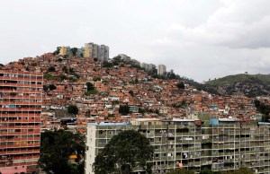 350.000 venezolanos cayeron en pobreza en un año, según encuesta