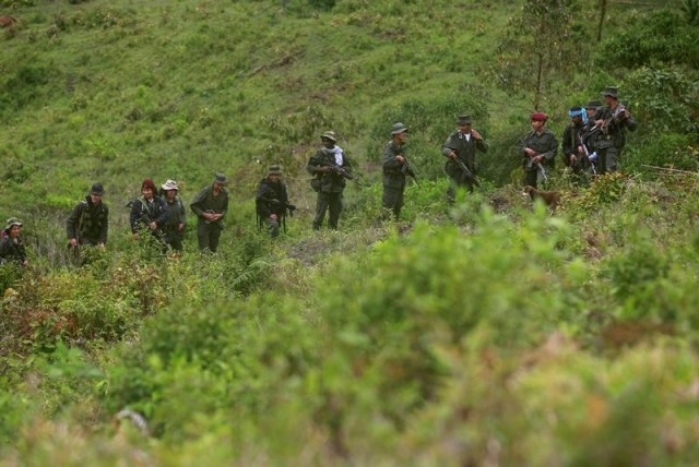 En la imagen, miembros Miembro del Frente 51 de las Fuerzas Armadas Revolucionarias de Colombia (FARC) patrullan en las remotas montañas de Colombia REUTERS/John Vizcaino. La guerrilla de las FARC entregó el sábado al Comité Internacional de la Cruz Roja a los primeros ocho menores de edad que pertenecían a sus filas, como parte de los acuerdos de paz que logró con el Gobierno de Colombia para acabar con el conflicto armado de más de medio siglo en el país sudamericano. El Gobierno del presidente Juan Manuel Santos y las izquierdistas Fuerzas Armadas Revolucionarias de Colombia (FARC) concluyeron en agosto una negociación de casi cuatro años en Cuba para acabar con la violenta confrontación, que ha dejado 220.000 muertos y millones de desplazados.