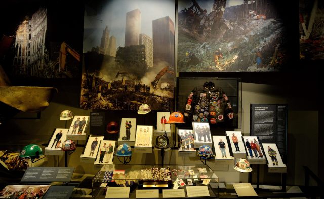 JLX17- NUEVA YORK (EEUU), 14/05/2014.- Vista de un camión de bomberos destruido hoy, miércoles 14 de mayo de 2014, durante el pase de prensa del Museo de la Memoria en Nueva York (EEUU). El exalcalde de Nueva York Michael Bloomberg presentó el museo que rinde tributo a las víctimas de los atentados del 11 de septiembre de 2001 y que se compone de "historias demoledoras de pérdidas inimaginables, pero también historias inspiradoras de coraje y compasión", aseguro. EFE/JUSTIN LANE