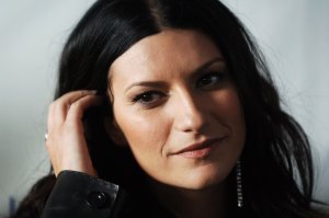 Laura Pausini advierte: “hay más contagiados que camas y médicos”