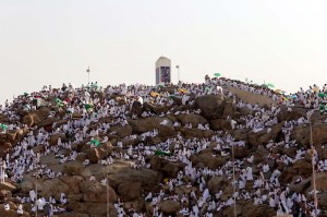 Peregrinos musulmanes llegan al Monte Arafat, punto culminante del hach