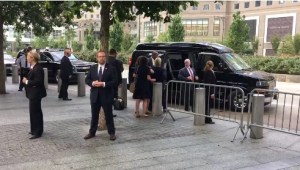 En Video: El momento exacto cuando Hillary Clinton se desmaya