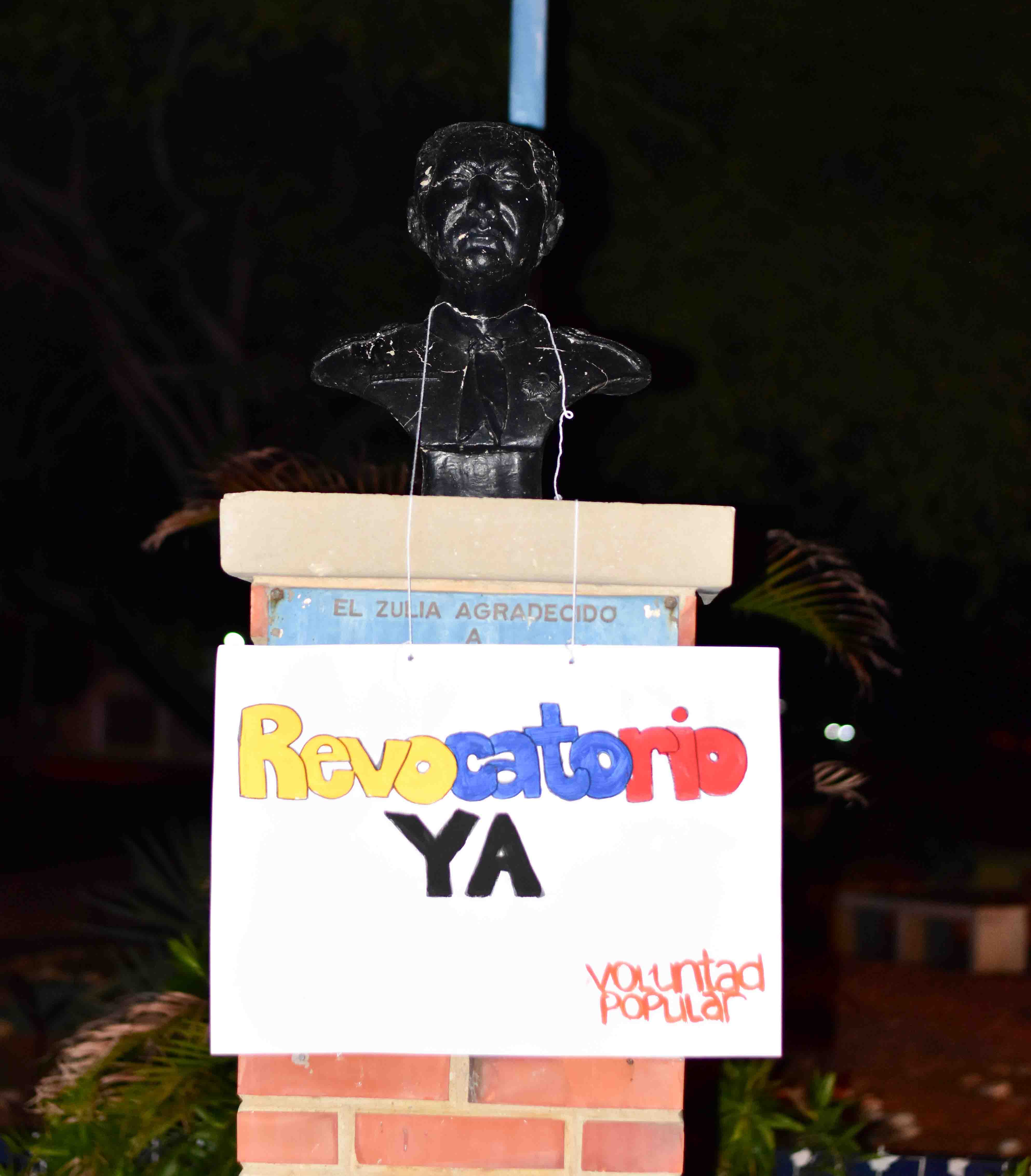 Pancartas para exigir revocatorio aparecen en Maracaibo
