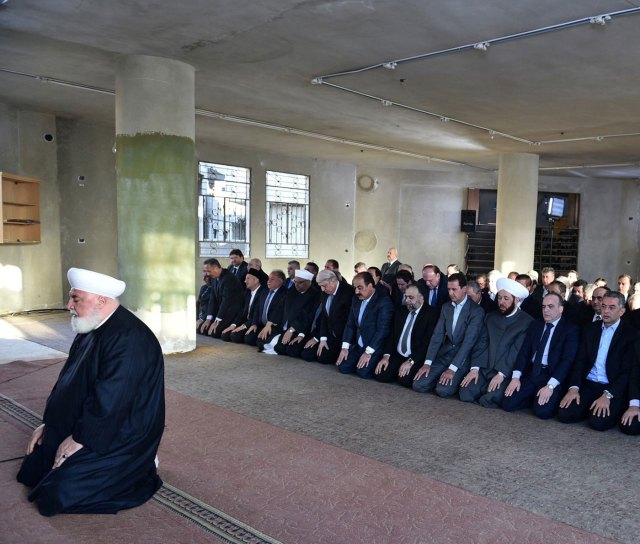 Bashar al-Assad ora en una mezquita en Damasco 